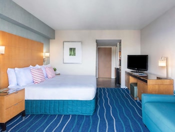 Waikiki Tower Partial Ocean View Room King Bed(Newly Renovated)