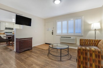 Suite, 2 Queen Beds, Non Smoking, Kitchen (with Sofabed, Full Kitchen)