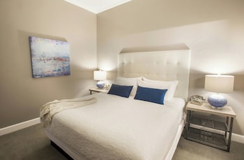 Premier Room, 1 King Bed (Flat)