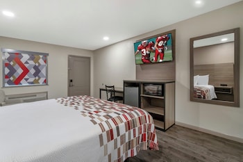 Superior Room, 1 King Bed, Accessible, Non Smoking (Roll-In Shower)