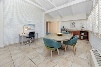 Suite, Multiple Beds, Non Smoking, Jetted Tub