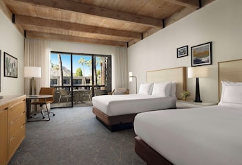 Room, 2 Queen Beds, Balcony, Camelback Mountain Vw