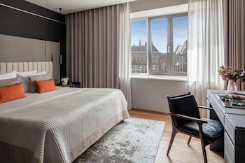 Suite (Dam, View)