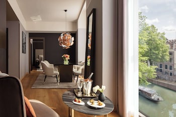 Suite (Canal, View)