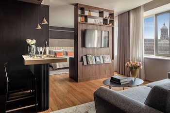 Suite (Dam, View)