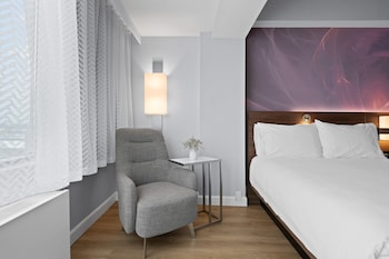 Room, 1 Queen Bed, Roll-in Shower (Accessible)