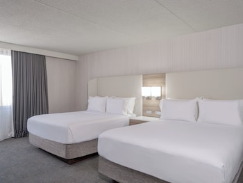 Standard Room, 2 Queen Beds, Accessible Bathtub (Communications)
