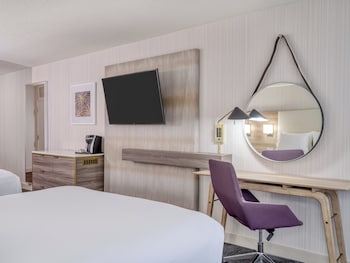 Standard Room, 2 Queen Beds, Accessible Bathtub (Communications)