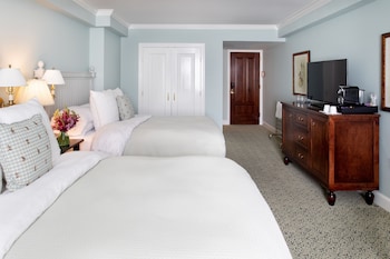 Woodstock 2 Queen Beds w/ small daybed