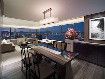 Suite (Victoria)