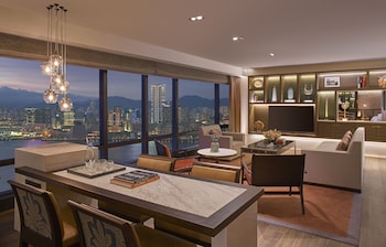 Suite, 1 King Bed (Ambassador)