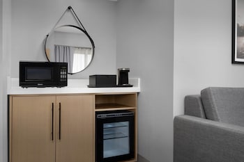 Suite, 1 King Bed, Accessible, Non Smoking