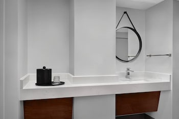 Suite, 1 King Bed, Accessible, Non Smoking