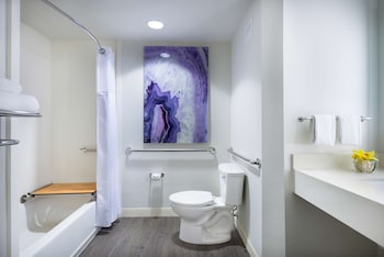 Room, 2 Queen Beds, Accessible, Bathtub