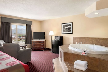 Deluxe Studio Suite, 1 King Bed, Non Smoking