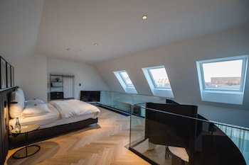 Signature Pool Suite