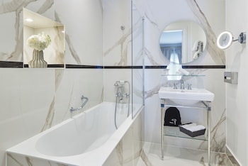 Prestige Suite - Rue de la Paix View