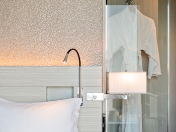 Superior , 1 bed Queen , View Bath, Smoking