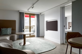 Club Room, 1 Bedroom, Balcony