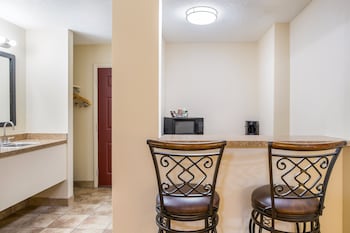 Suite, 2 Queen Beds (Smoke Free)