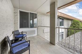 Suite, 1 King Bed, Refrigerator & Microwave, Courtyard View (with Sofabed)