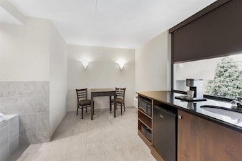 Suite, 1 King Bed, Non Smoking, Jetted Tub