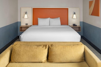 Deluxe Suite, 1 King Bed with Sofa bed, Non Smoking, Jetted Tub