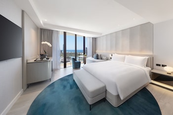Room, 1 King Bed, Mountain View (Balcony)