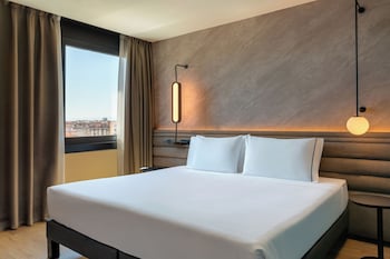 Suite, 1 King Bed with Sofa bed
