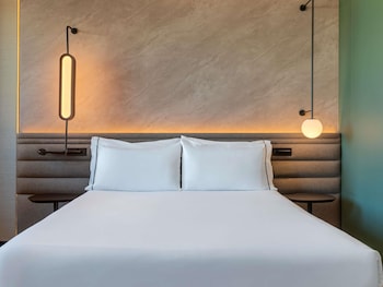 Standard Room, 1 Queen Bed