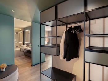 Suite, 1 King Bed with Sofa bed