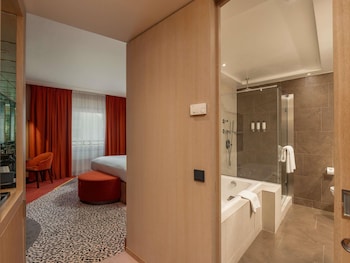 Junior Studio Suite, 1 King Bed with Sofa bed