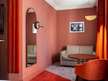 Junior Studio Suite, 1 King Bed with Sofa bed