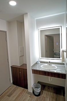 Room, 1 King Bed, Mobility Accessible, Non Smoking (Mobility, Roll-in Shower)