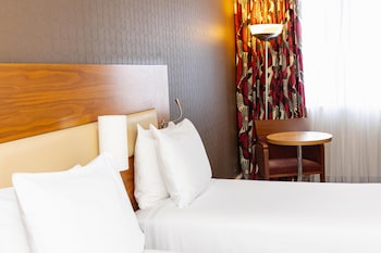 Twin Hilton Guest Room