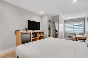 Standard Room, 1 King Bed, Non Smoking, Refrigerator & Microwave