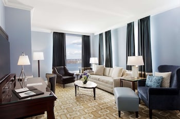 Suite, 1 King Bed, City View