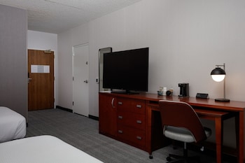 Basic Room, 2 Queen Beds (Mobility/Hearing Access, Roll-in Shwr)