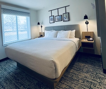 Room, 1 King Bed, Non Smoking (Efficiency, Upgrade)