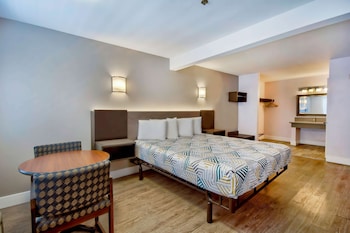 Deluxe Room, 1 King Bed, Non Smoking, Refrigerator