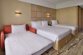 Family Room, 1 Queen Bed with Sofa bed, City View