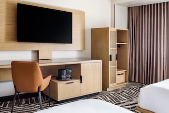 Room, 1 King Bed (Mobility/Hearing Access, Roll-in Shwr)