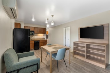 Suite, 1 King Bed, Non Smoking, Kitchenette