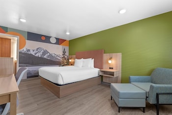 Standard Room, 1 King Bed, Non Smoking, Refrigerator