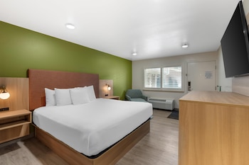 Standard Room, 1 King Bed, Non Smoking, Refrigerator