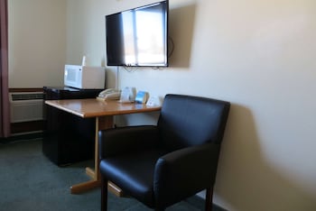 Room, 1 King Bed, Accessible (Mobility/Hearing/Roll-In Shower)