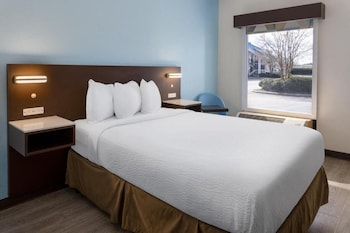 1 Queen Bed | Mobil Access Tub Nsmk Kitchen