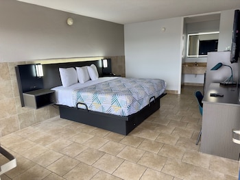 Standard Room, 1 King Bed, Accessible, Non Smoking