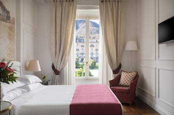 Deluxe Room, 1 King Bed with Sofa bed, Lake View