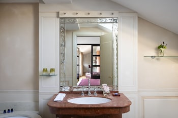 Deluxe Room, 1 King Bed with Sofa bed, City View (Cavour Suite)